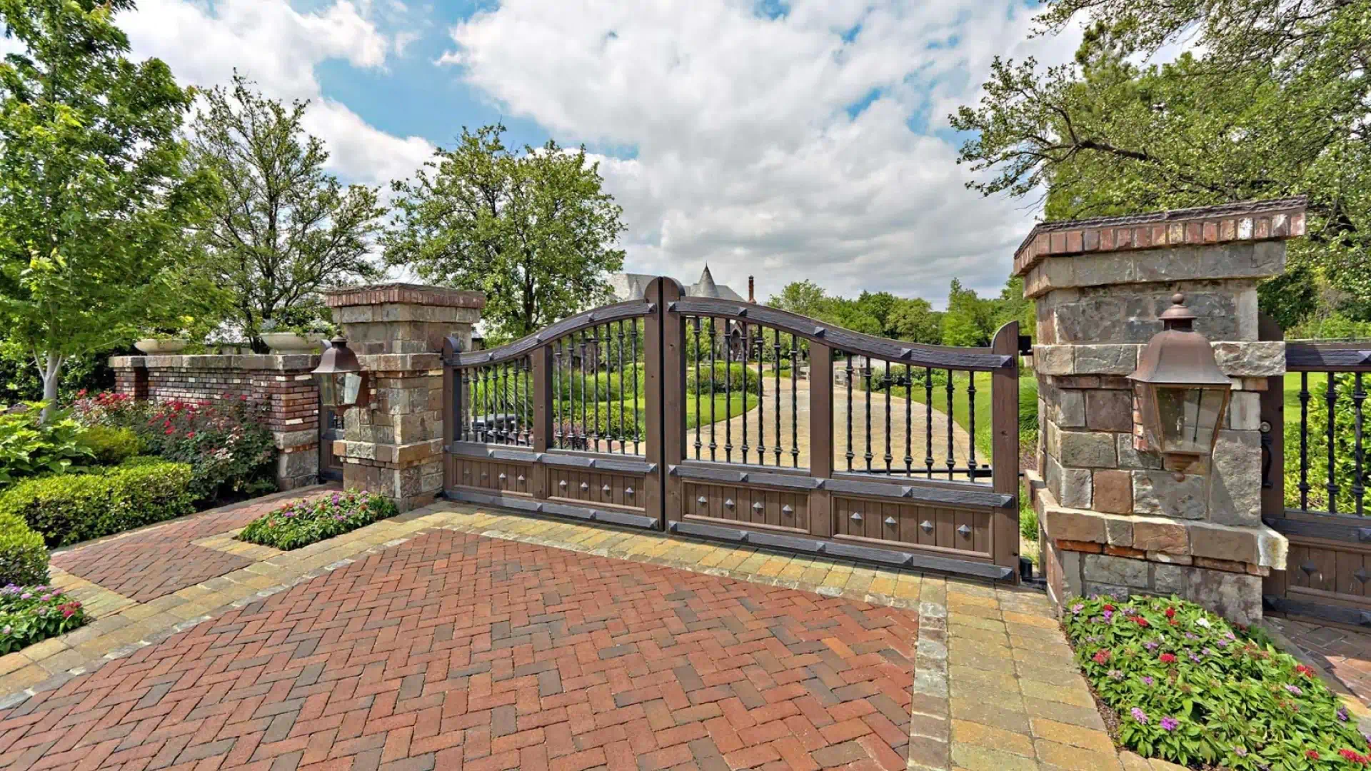 custom mansion gate